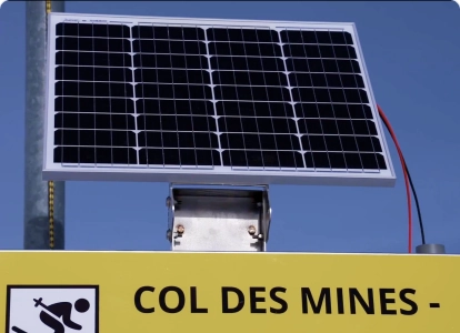 Solarmodul am Stationsmast